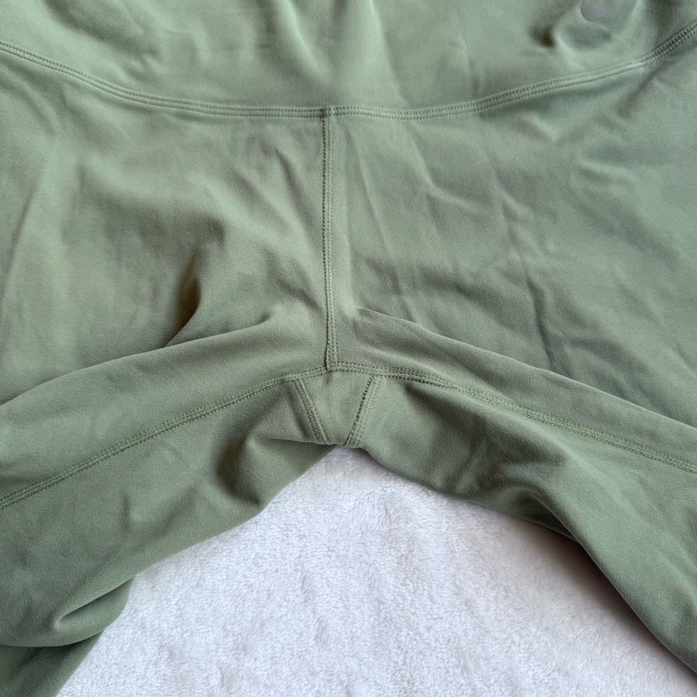 NIKE Zenvy Women's Gentle-Support High-Waisted 8" Biker Shorts - Picture 9 of 12